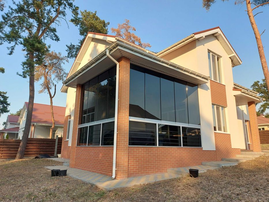 Безрамне скління альтанок та веранд від виробника. Якісно та надійно.