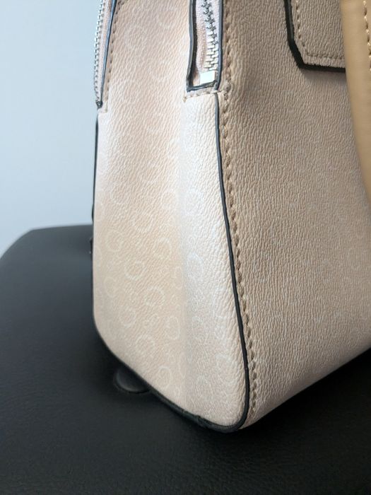 Guess Torebka do ręki handbag twarda oryginalna kuferek pudrowy róż