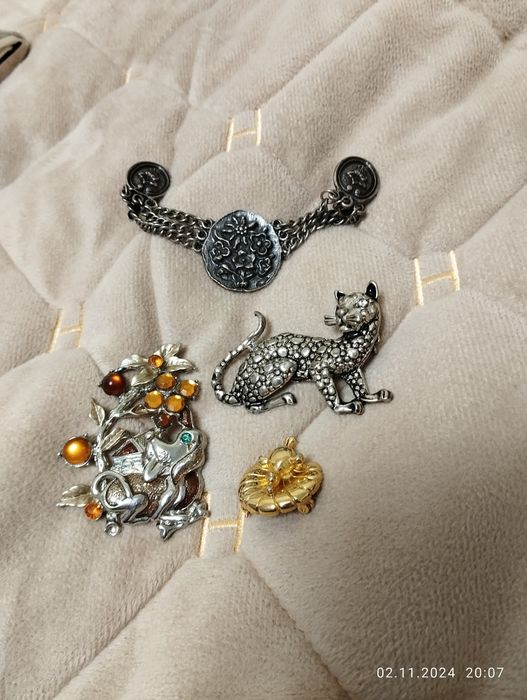 Оригінальні посріблені кулон та брошки