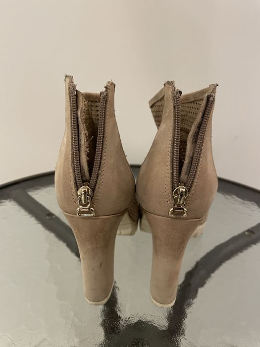 Buty na obcasie z grubą podeszwą