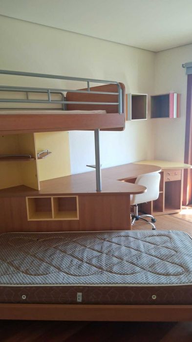 Quarto juvenil, com duas camas em beliche, armário e secretária