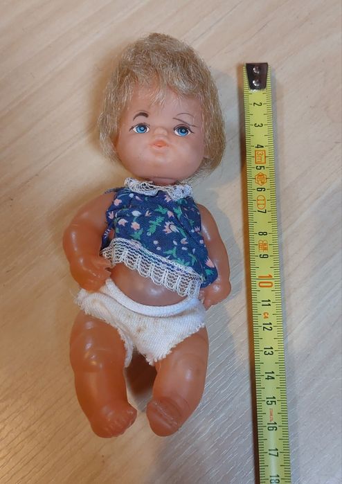 Boneca de brincar antiga