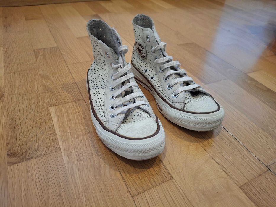 Ténis brancos às flores Chuck Taylor All Stars da Converse, tamanho 35
