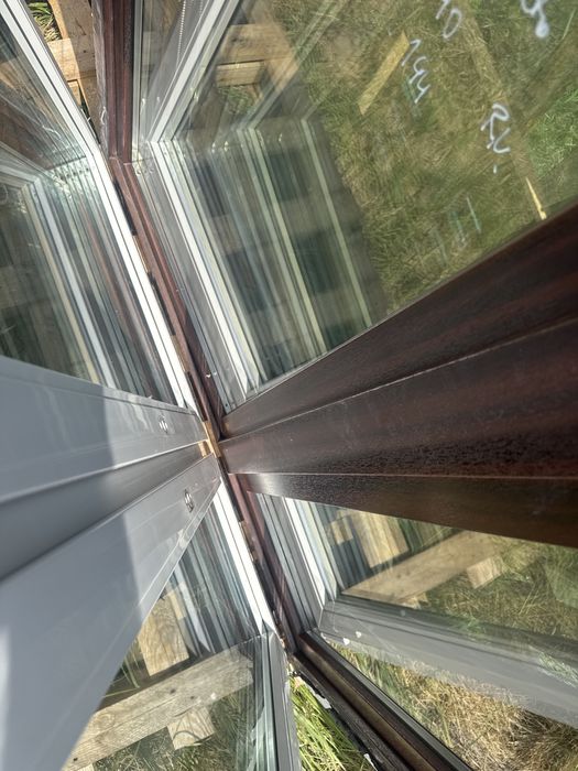 1x okno plastikowe 144x140 machoń białe z moskitera i roleta wewnetrzn