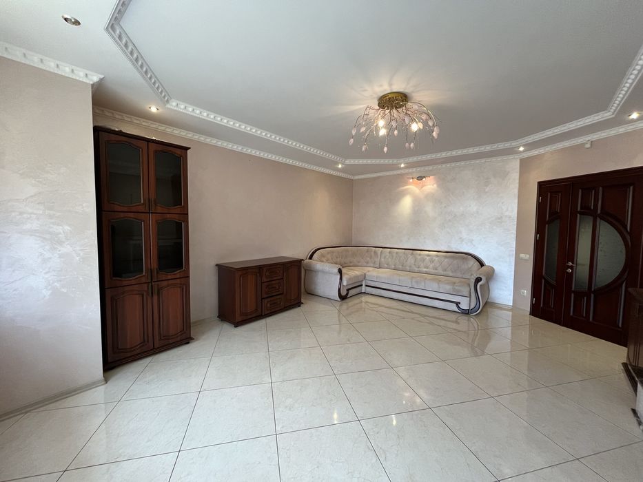 Продається будинок пл. 244 м2 в передмісті Івано-Франківська