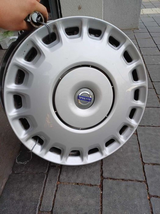 4x Oryginalne felgi stalowe 16" oraz kołpaki i śruby do Volvo V40 2014