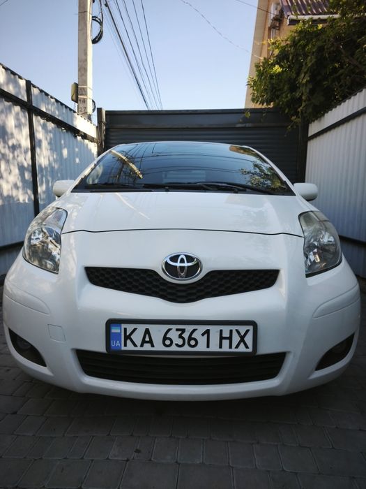 Продаётся личный автомобиль Toyota Yaris 2011 года