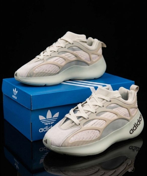 Жіночі кросівки Adidas Yezzy Boost 700 V3/бежеві жіночі кросівки адідас