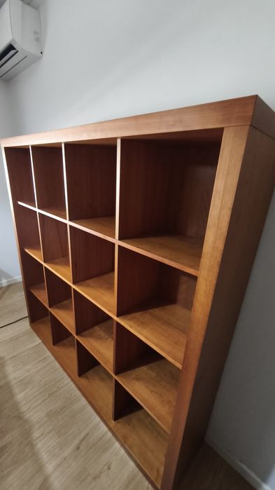 Estante modular com acabamento em Cerejeira