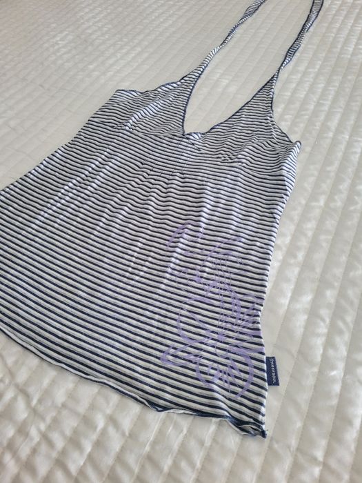 Top corte em V com riscas