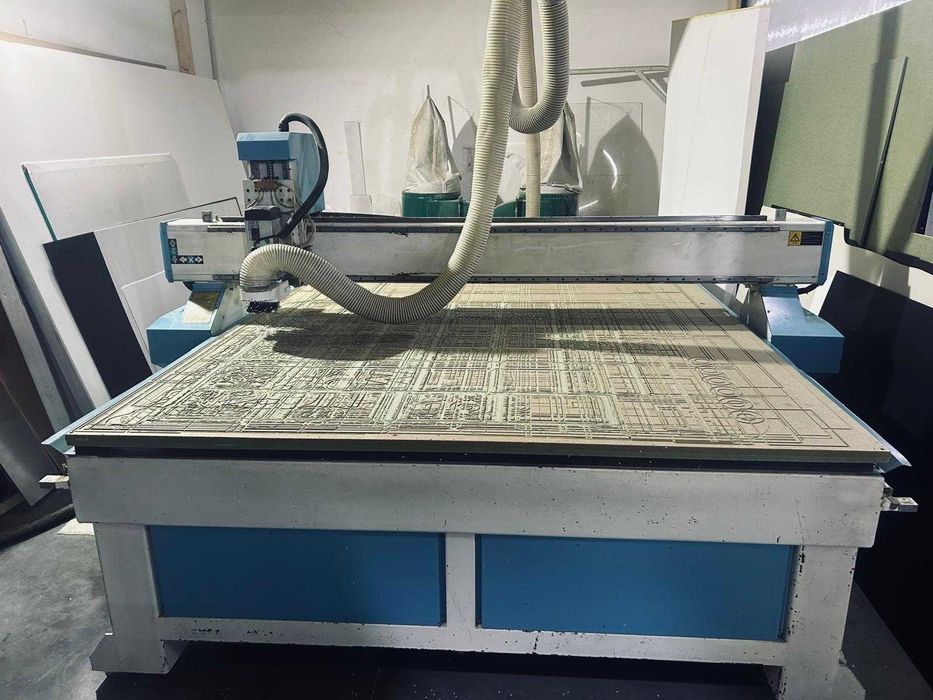 Fresadora cnc 3 eixos para cortar rígidos.