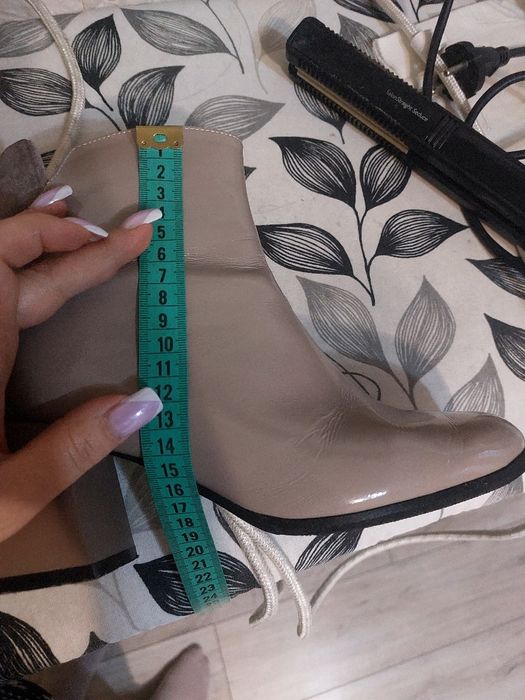 Продам жіночі ботінки.