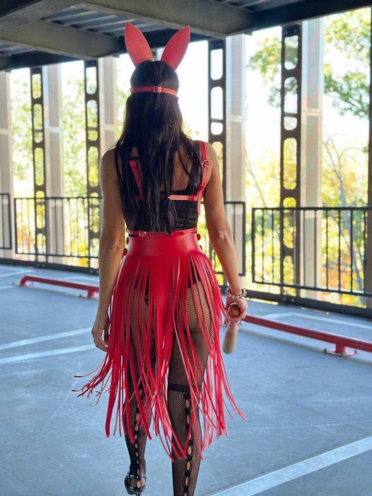 Пояс з бахромою,спідниця червона