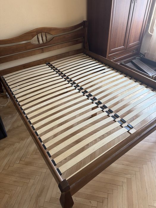 Двохспальне ліжко з натурального дерева