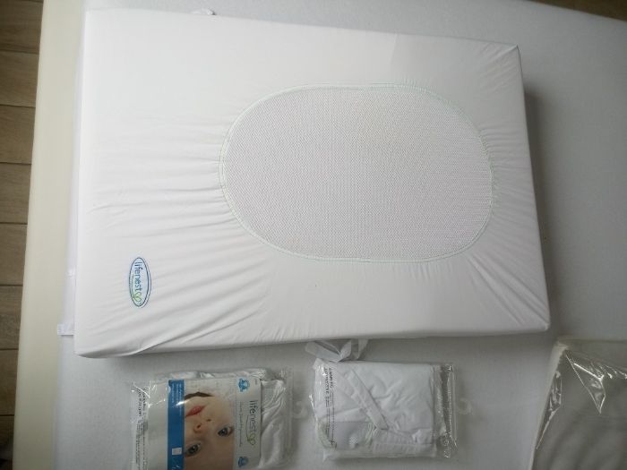 Sprzedam oddychający materac dla niemowląt LifeNest z 3 prześcieradłam