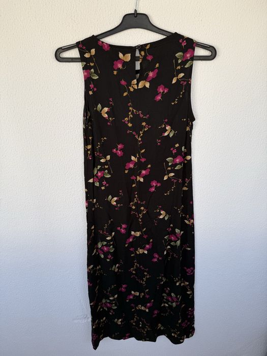 Vestido preto floral sem mangas – estilo casual/elegante