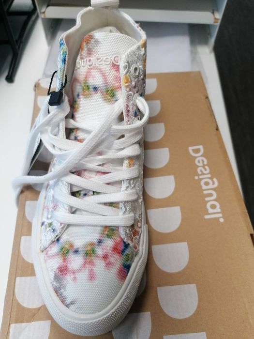 Ténis Desigual novos bordados tamanho 36