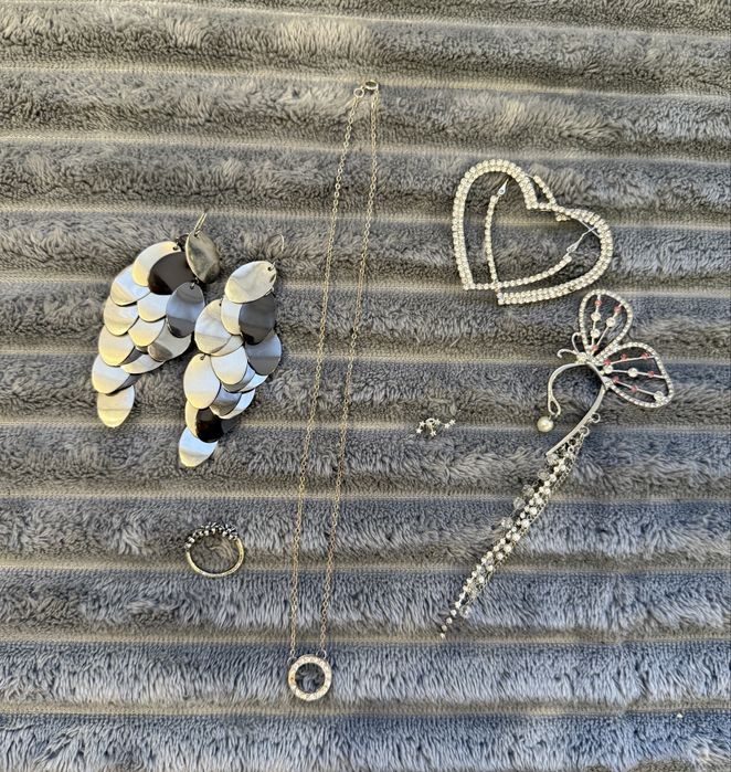 Zestaw sztucznej biżuterii srebrny