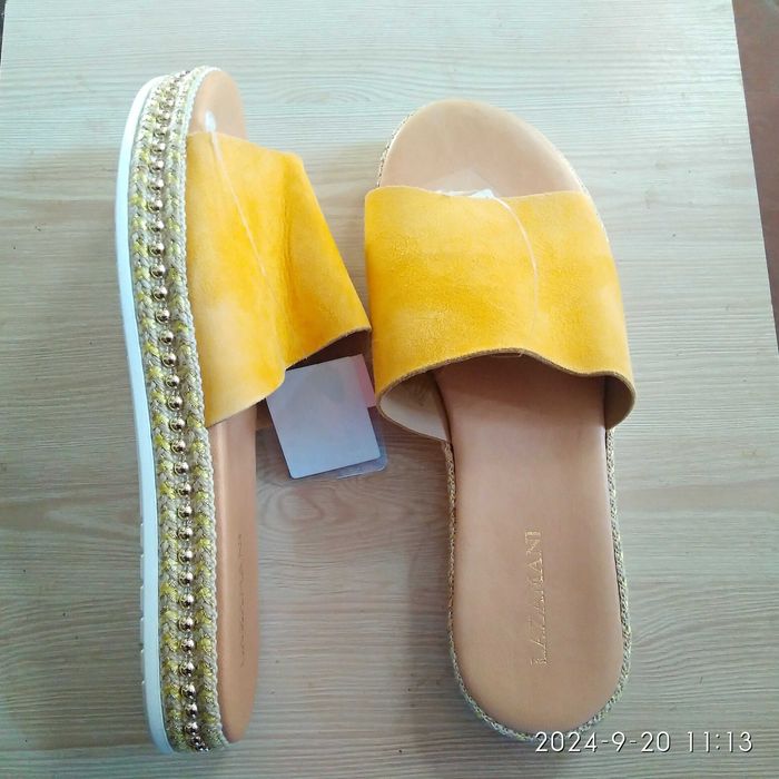 Взуття жіноче ,босоніжки шкіряні.