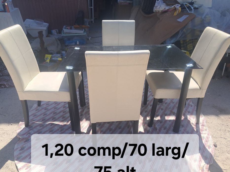 Mesa de vidro com quatro  cadeiras