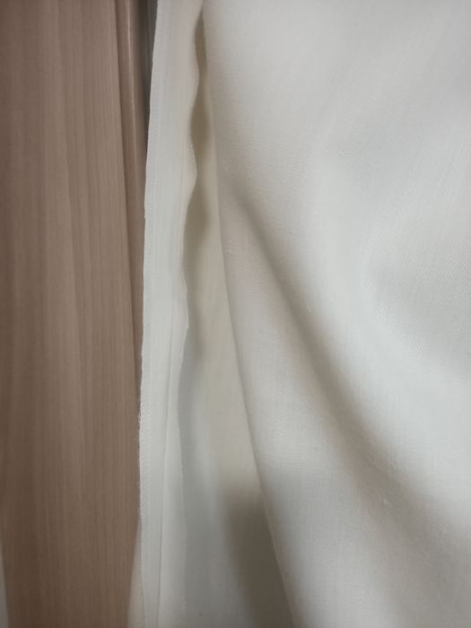 Строга біла юбка з розрізом .