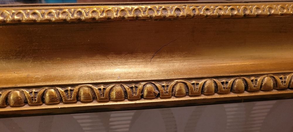 Lustro w złotej stylowej drewnianej ramie