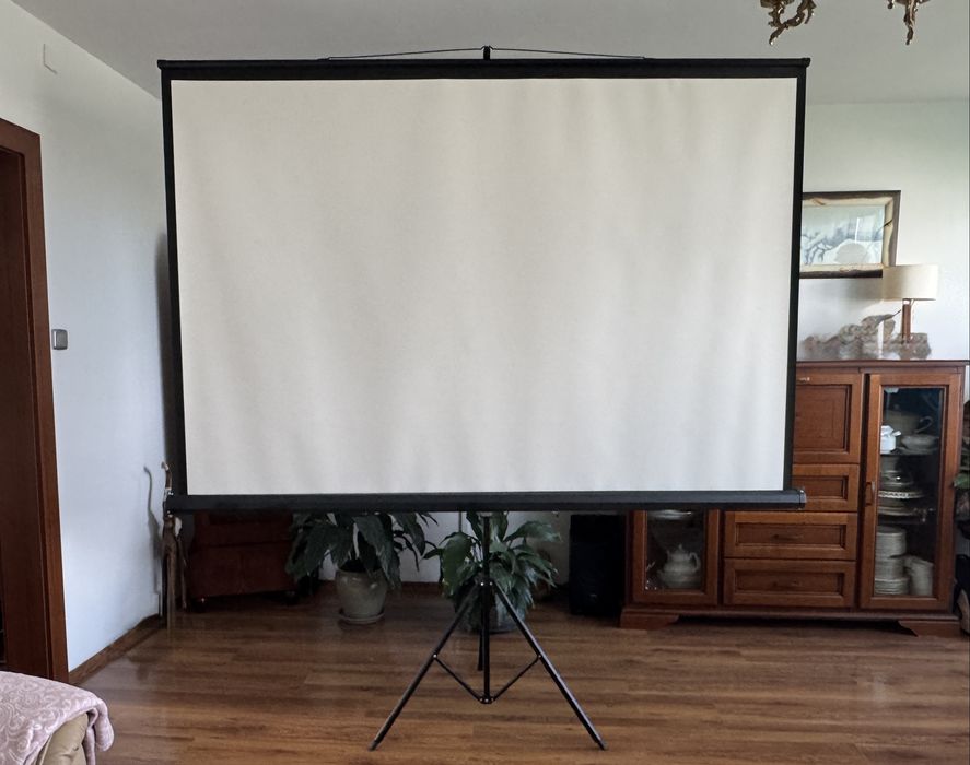 Ekran na statywie i projektor w zestawie