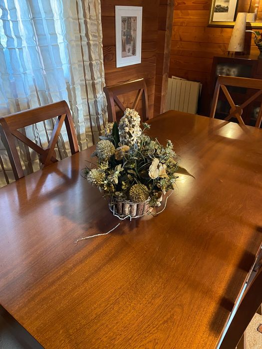 Mesa de madeira maciça, com seis cadeiras