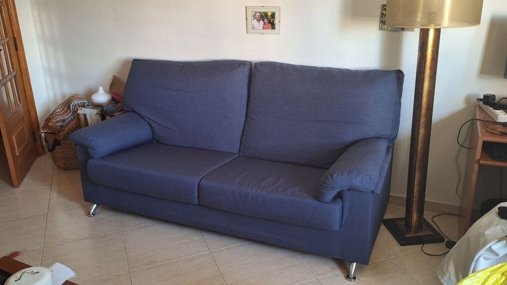 Sofás de três lugares e outro de dois vendo separado
