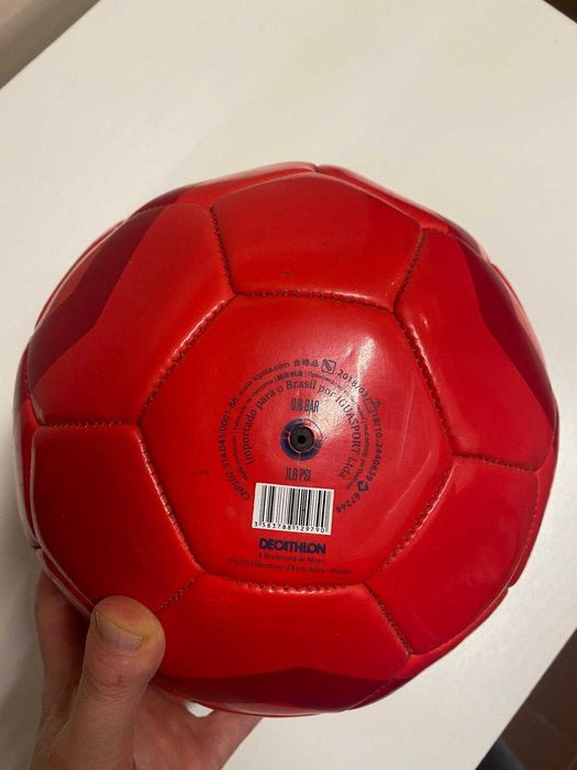 Bola de futebol Kipsta vermelha, em ótimo estado, usada uma vez