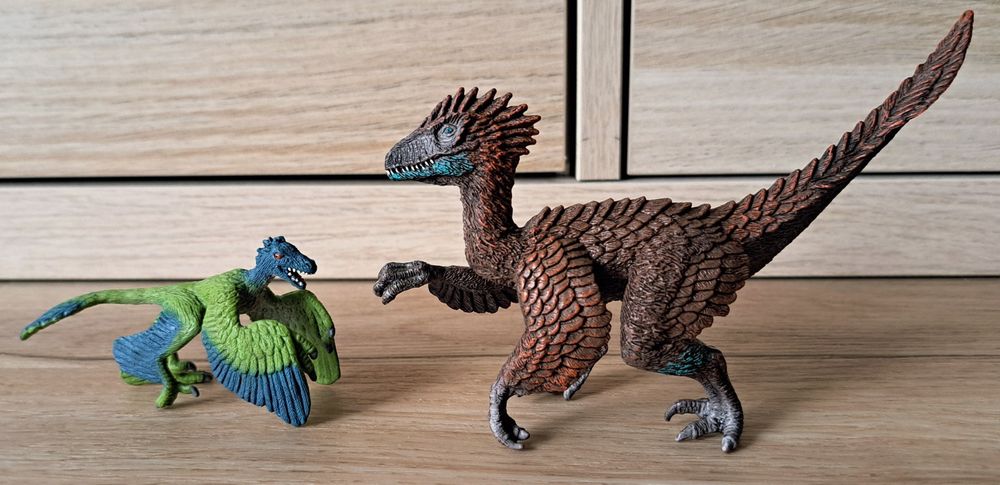 Figurki Schleich dinozaury mikroraptor i deinonych