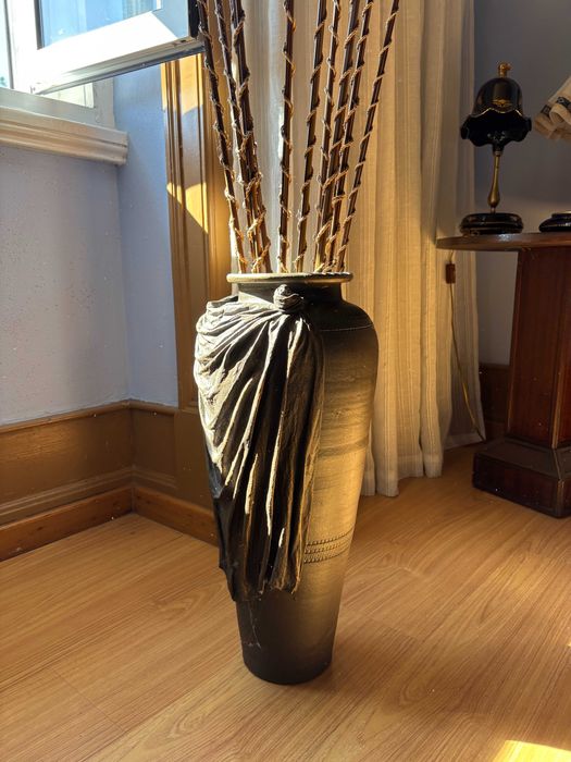 Vaso de chão decorativo com relevo.