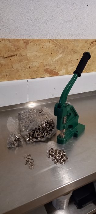 Máquina de ilhoses