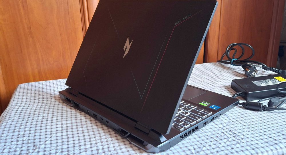 Acer Nitro AN16-51 16 дюймов с RTX 4050 TGP 140w Почти новый