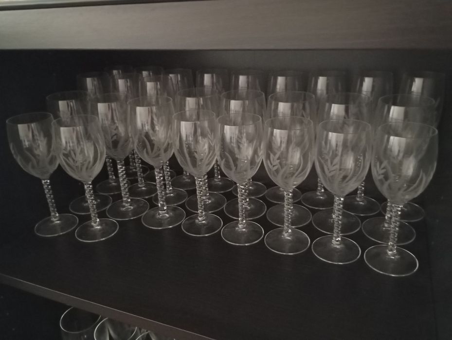 Cálices de vidro com relevos