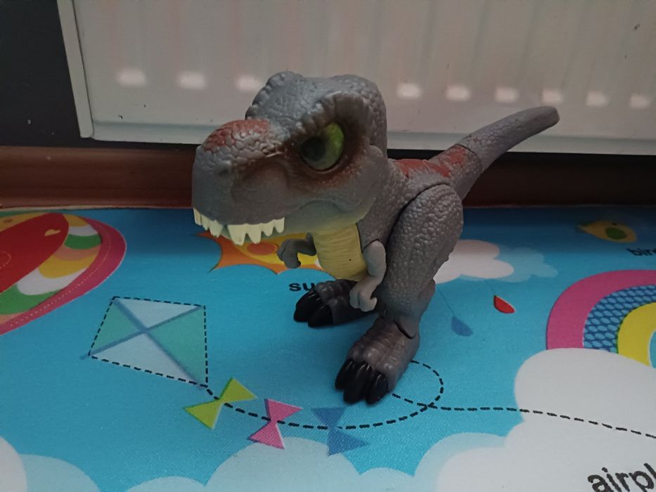 Dinozaur chodzący grający