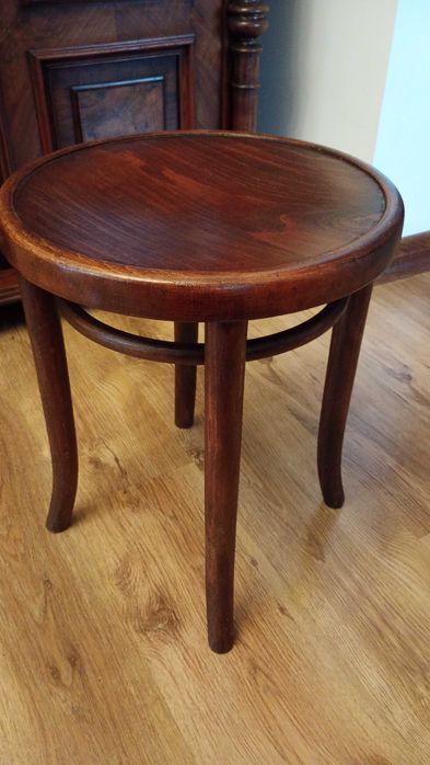 Thonet . Trzy gięte taborety, stołki  - okres PRL. Radomsko