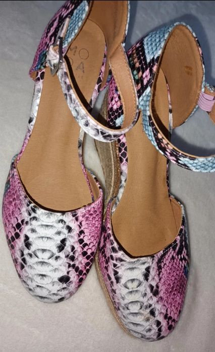 Buty na koturnie,  na obcasie.