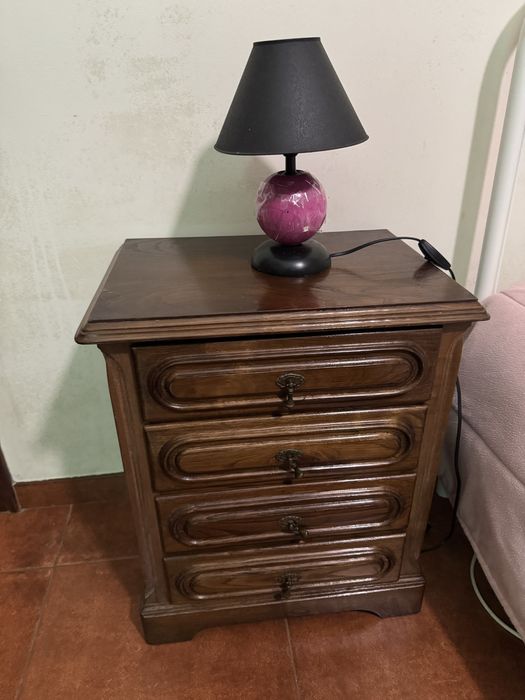 Mobiliário clássico em madeira maciça com mármore