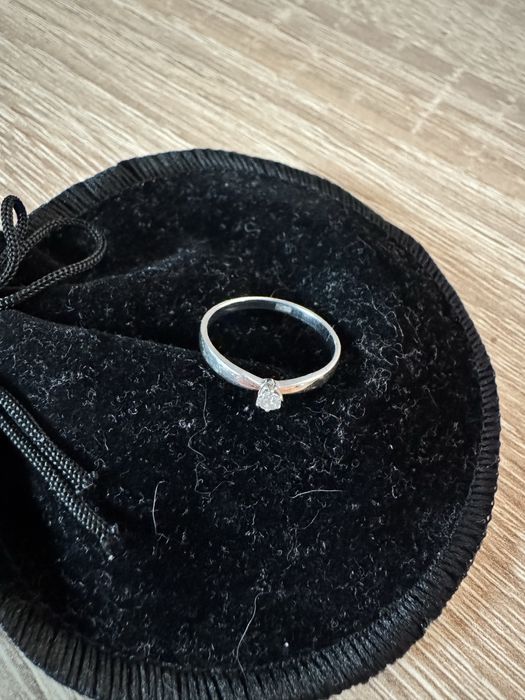 Золоте кільце з діамантом