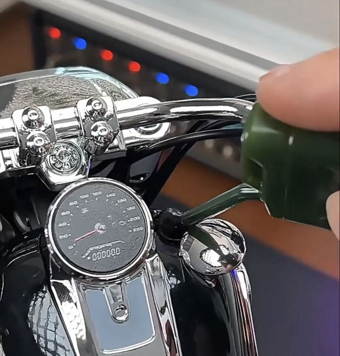 Harley Davidson FATBOY  Escala 1:6 Trabalha faz fumo, acende luzes, buzina, com amortecedores. Funciona manualmente e por comando.  Lindissima