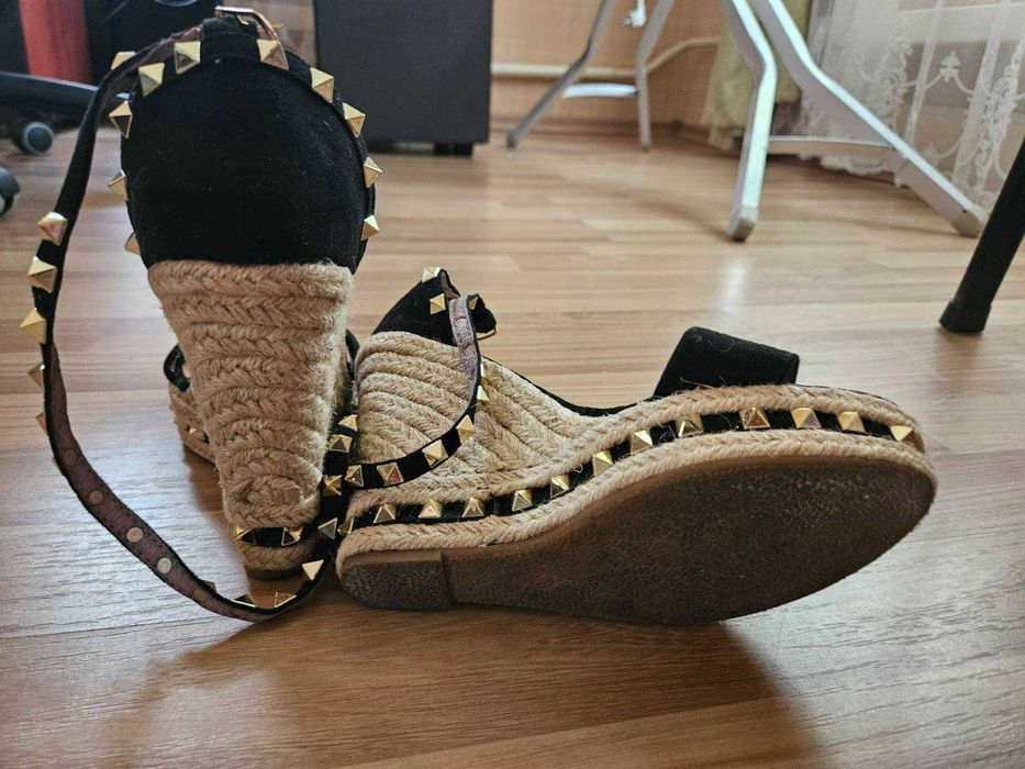 Босоніжки на танкетці