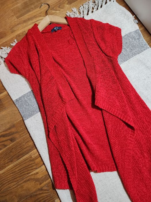 Luźny czerwony sweter z krótkim rękawem