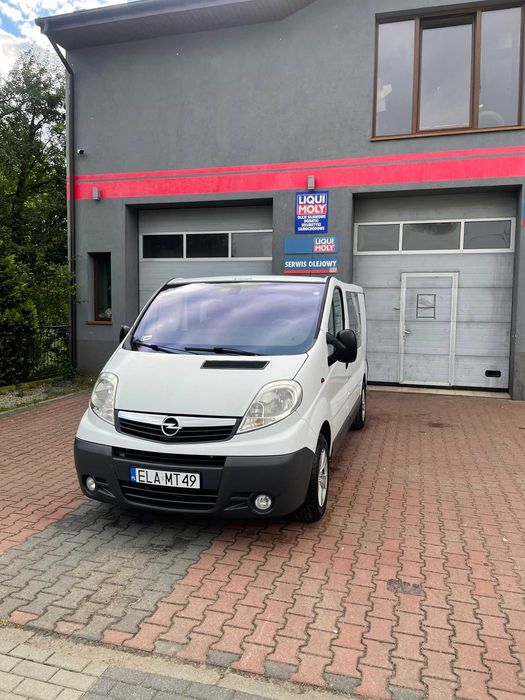 Wynajem Busa Opel Vivaro 9 osób B+Gaz