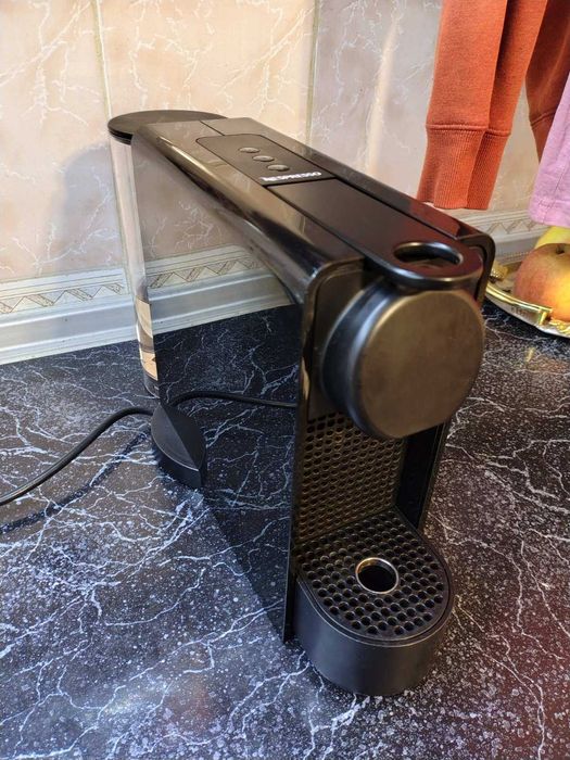 Капсульная кофемашина Nespresso Essenza Plus Black C45 поворотный бак