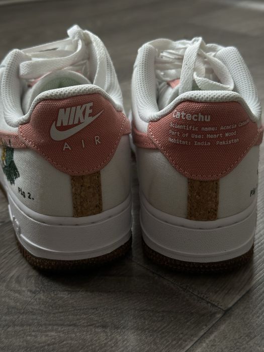 Жіночі кросівки NIKE WMNS AIR FORCE 1 '07 SE р.39
