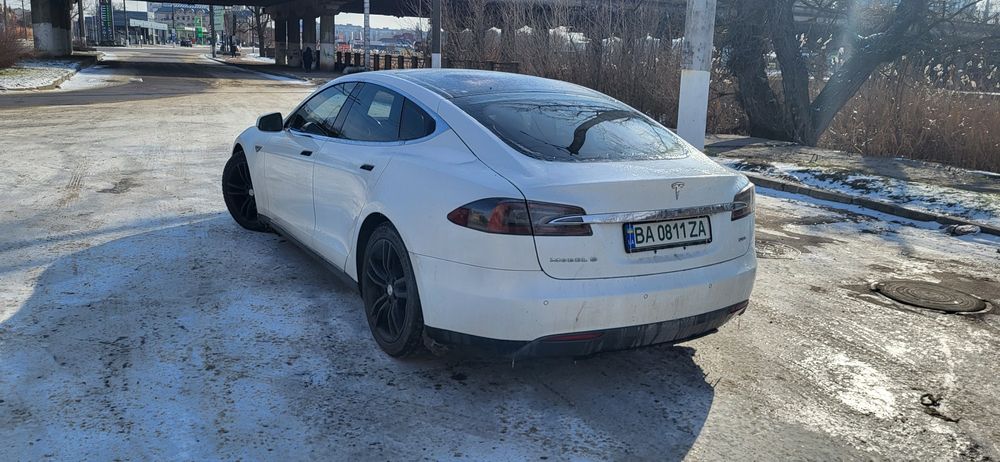 ТЕСЛА Модел S 2013 год
