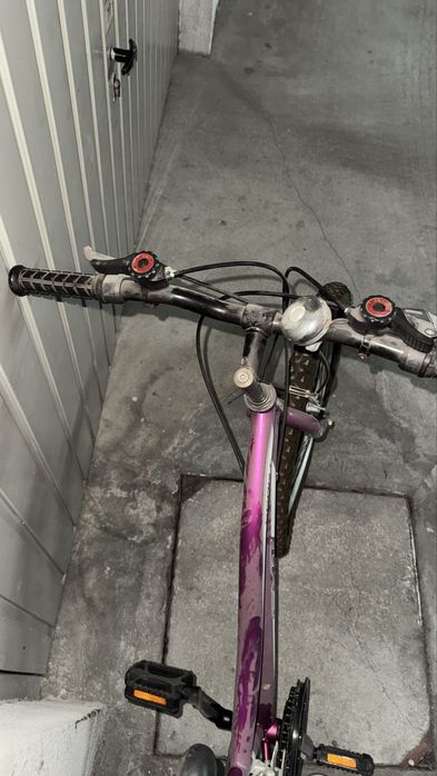 Bicicleta EMT roxa e preta