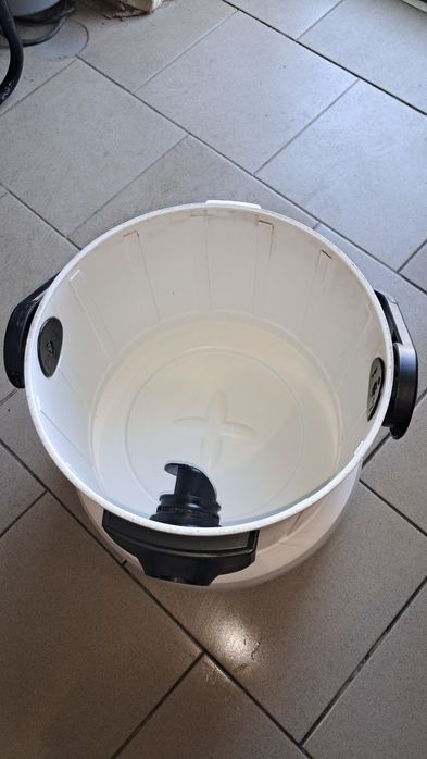 Продам майже новий миючий пилосос Karcher SE4