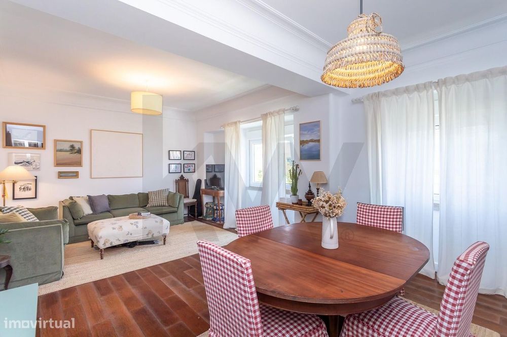 Apartamento T3 com sótão e terraço de utilização exclusiva - Av. de Ma